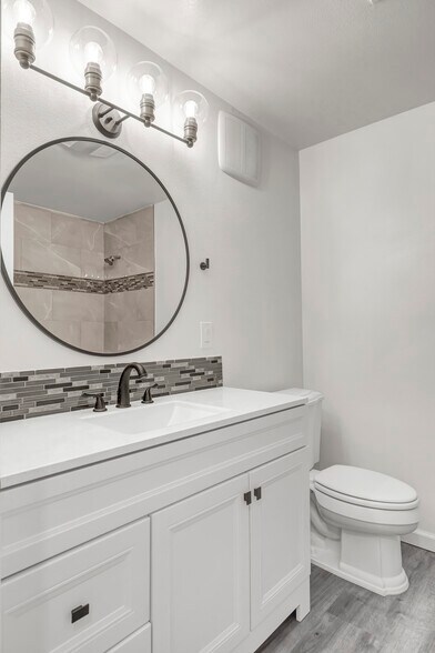 Building Photo - 10607 Des Moines Memorial Dr S