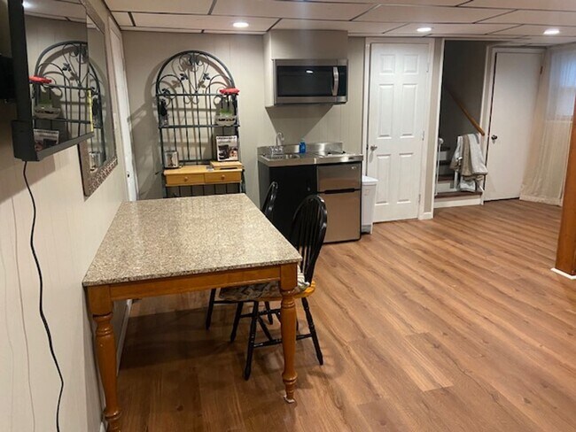 Building Photo - West Knoxville 37909 - Fully furnished Roo...