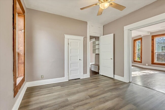 Building Photo - 913 S Hoff Ave