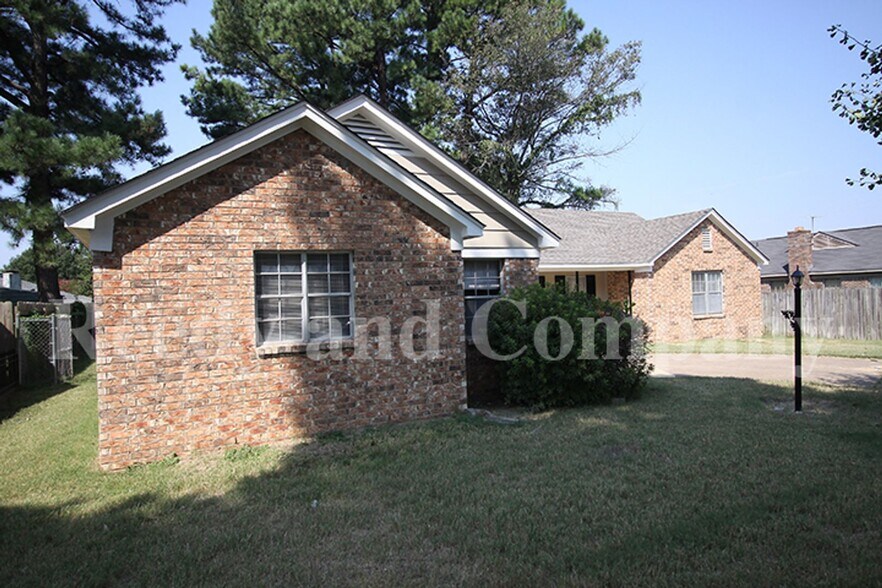 Building Photo - 3235 Fox Chase Dr