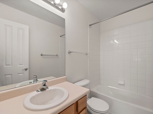 Building Photo - Beautiful 2 Bed 2.5 Bath Townhouse in SE F...
