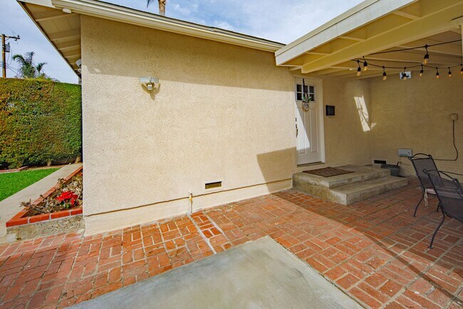 Building Photo - 549 N La Sena Ave