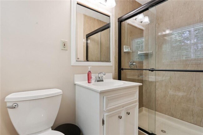 Building Photo - Beautifully Renovated 3-Bedroom, 2-Bath Ra...