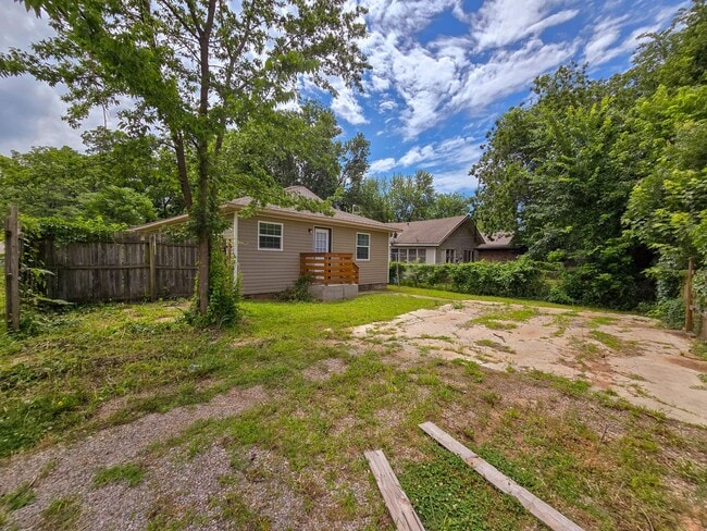 Building Photo - 3 Bedroom, 1 Bath Home in Shawnee!