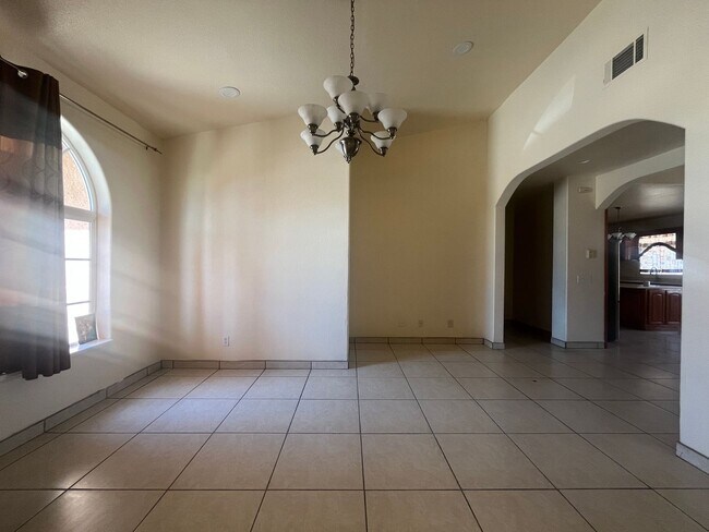 Building Photo - 4 bedroom 2bathroom Home Available now!