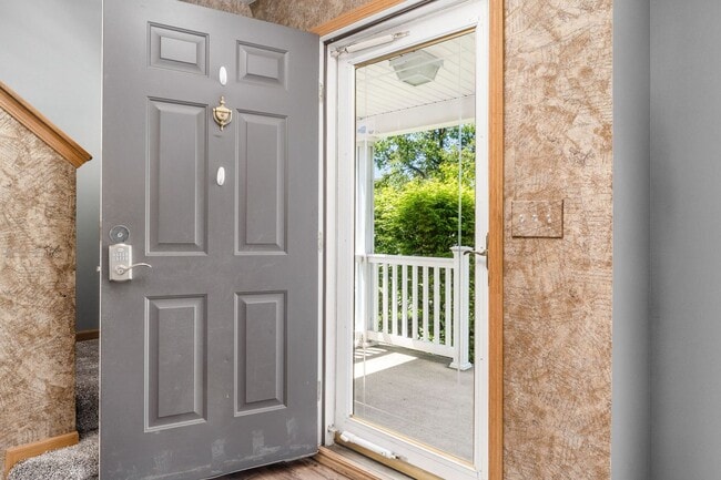 Building Photo - Spacious South Side Home with Garage!