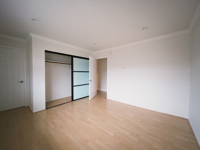 Building Photo - 1236 Wellesley Ave