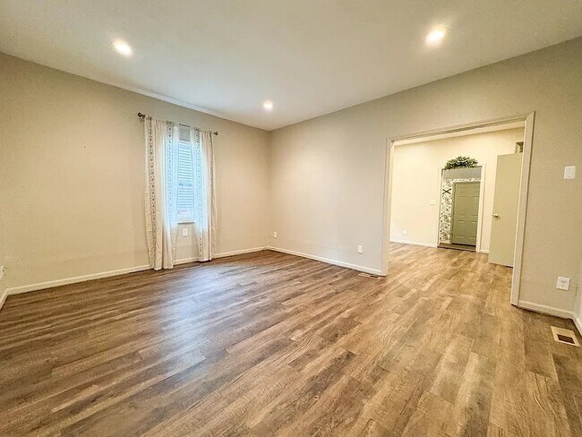 Building Photo - 518 W Maple Ave