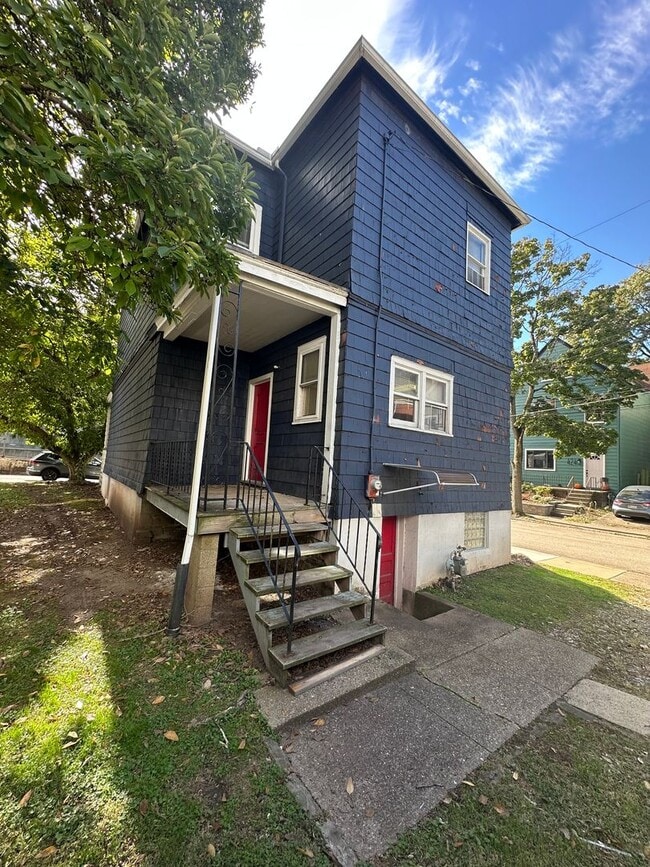 Building Photo - *** Shadyside * Large 4 Bedroom House For ...