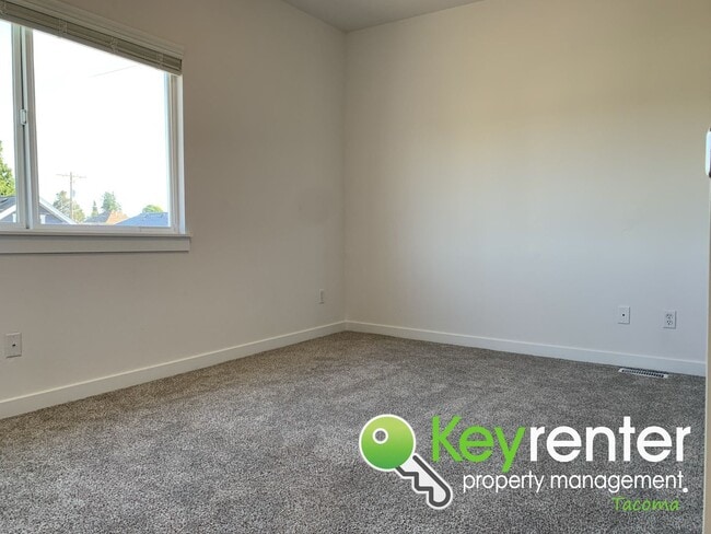 Building Photo - Newly Remodeled Centrally Located Tacoma H...