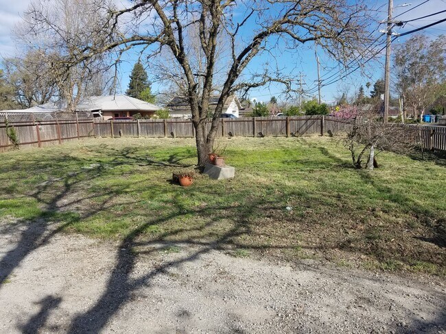 Building Photo - Old School Charm!  Huge Backyard!  Close t...