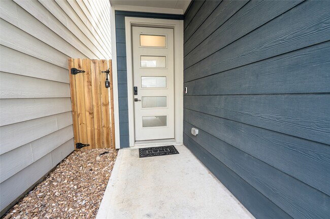 Building Photo - 2056 Johanna Dr