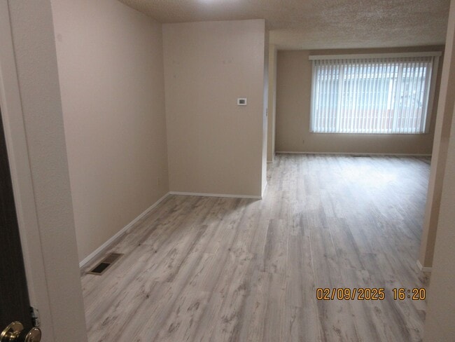 Building Photo - Updated, spacious one bedroom