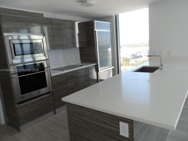 Building Photo - 460 NE 28th St