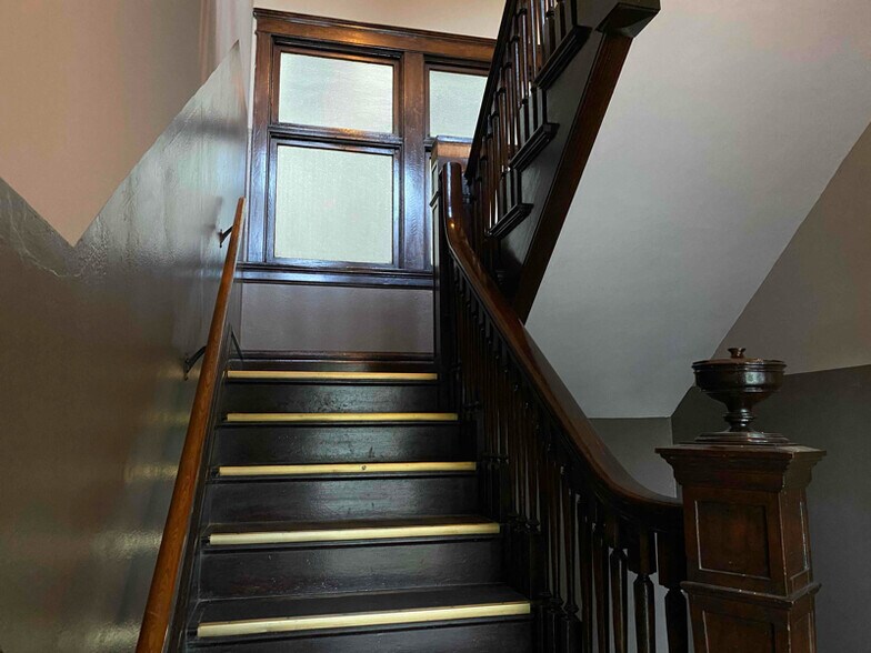 Building Photo - 423 N 1st Ave E