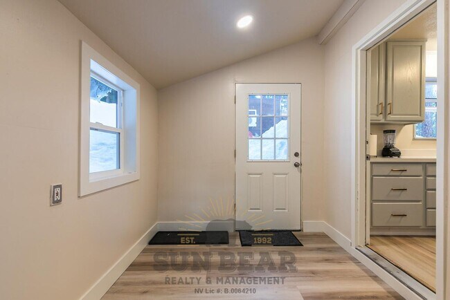 Building Photo - Bright Home in Incline!