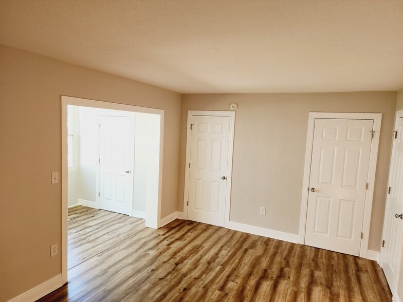 Building Photo - 1001 77th Ave N