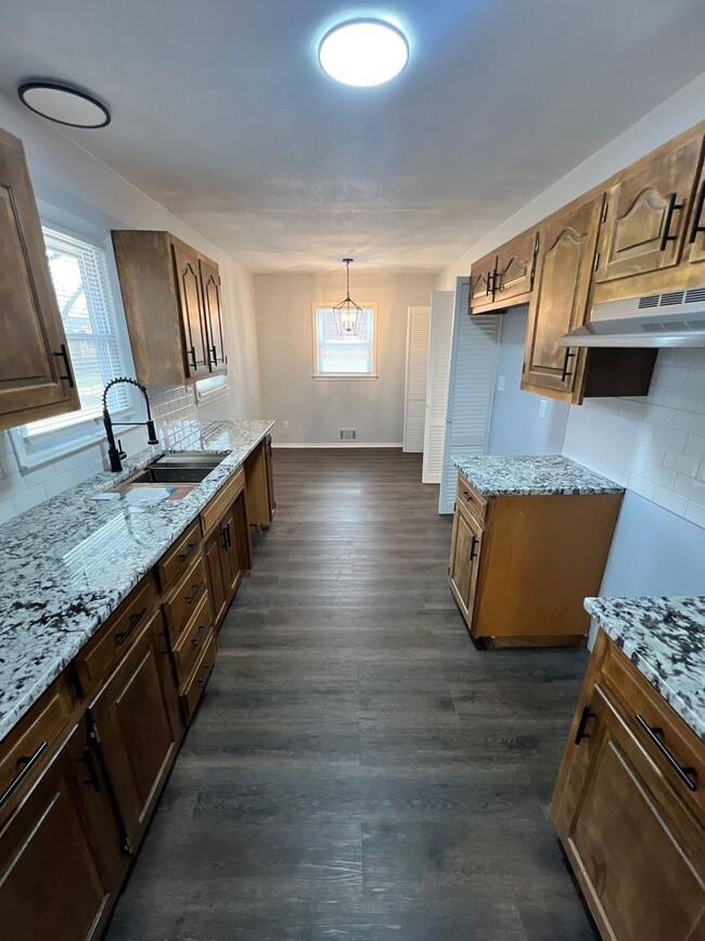 Building Photo - Move-In Ready 6-Bedroom Home in Raytown