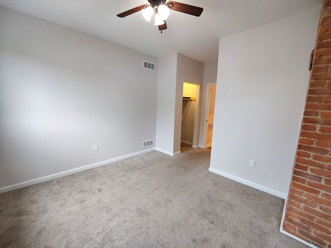 Building Photo - *Recently Updated 2BD/1BA Apartment availa...