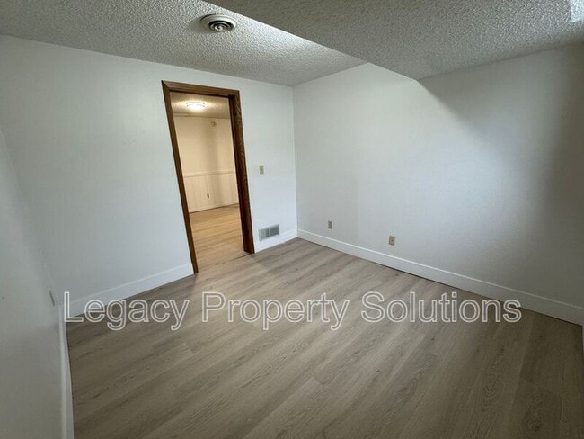 Building Photo - 609 N 13th St