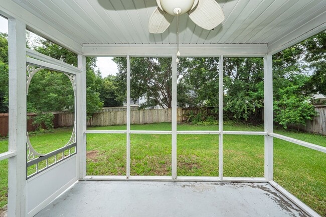 Building Photo - 4 Bedroom, 2 Bathroom Home in Park Hill Pl...