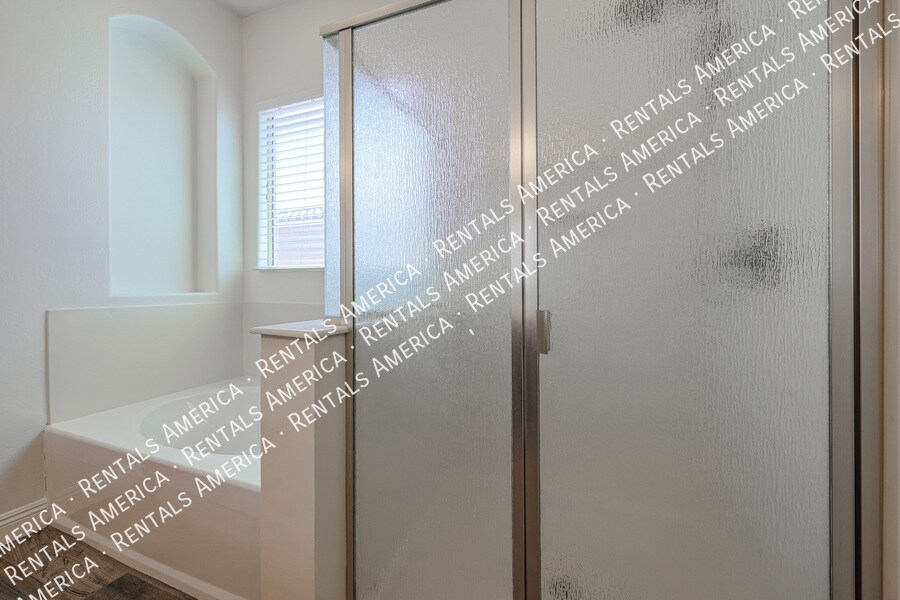 Building Photo - 4121 E Yellowstone Pl