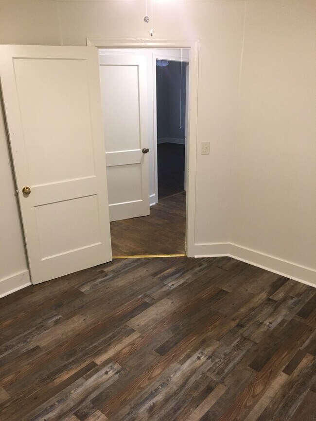 Building Photo - Large 2/1 Home, includes bonus room- Sherwood Forest- $995