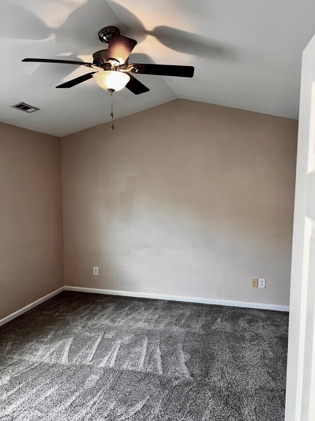 Building Photo - 3569 Draycott Ave