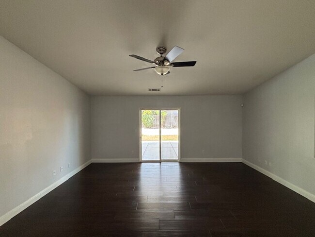 Building Photo - Clean 3 Bedroom / 2 Bathroom Home in Rosed...