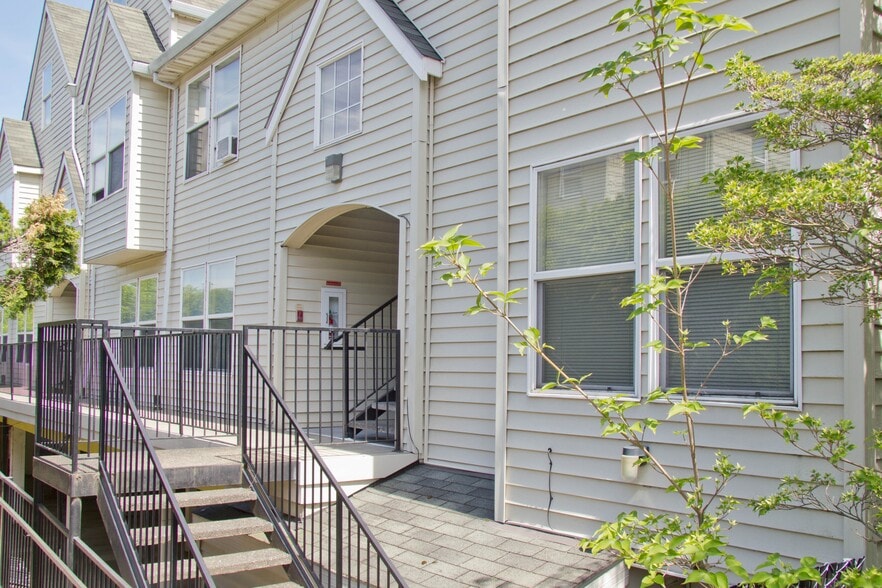 Primary Photo - Hoodview Apartments