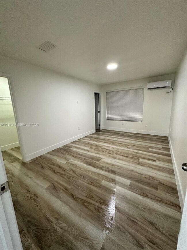 Building Photo - 111 SW 31st Ct