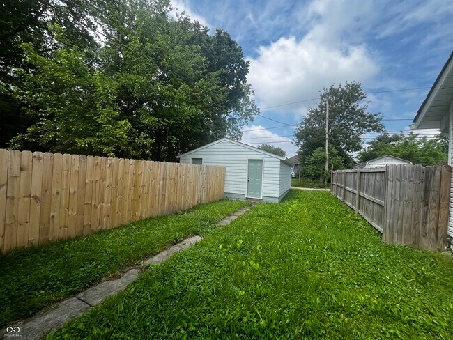 Building Photo - 1504 N Gladstone Ave