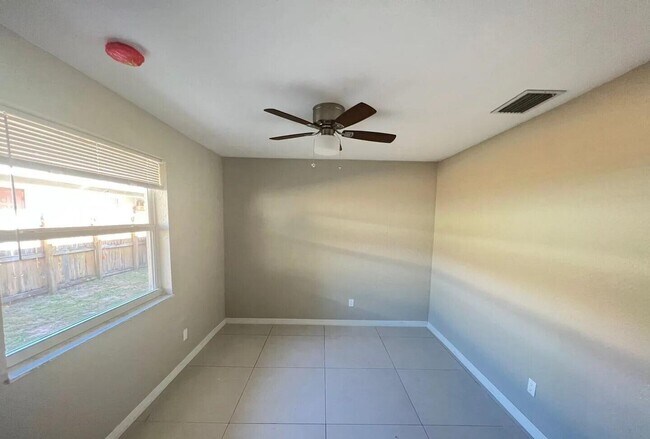 Building Photo - 905 9th St