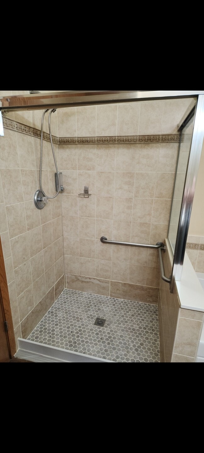 Building Photo - 1547 Millbrook Dr