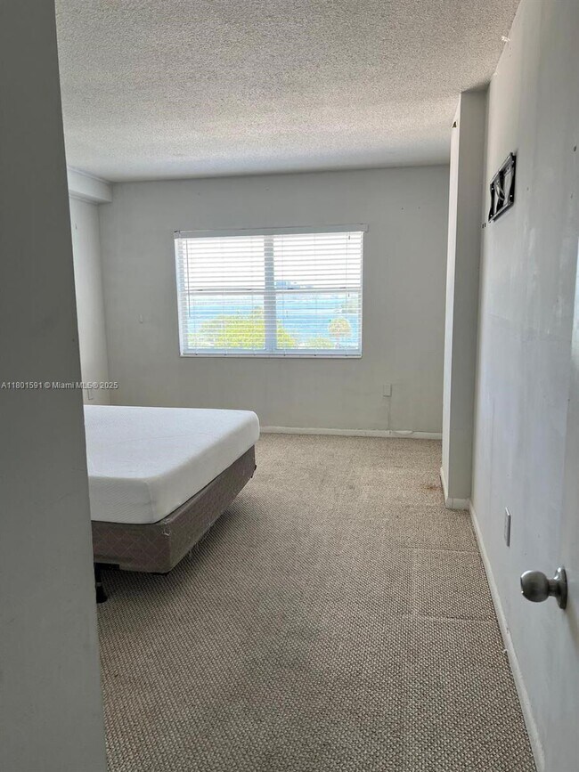 Building Photo - 400 Kings Point Dr