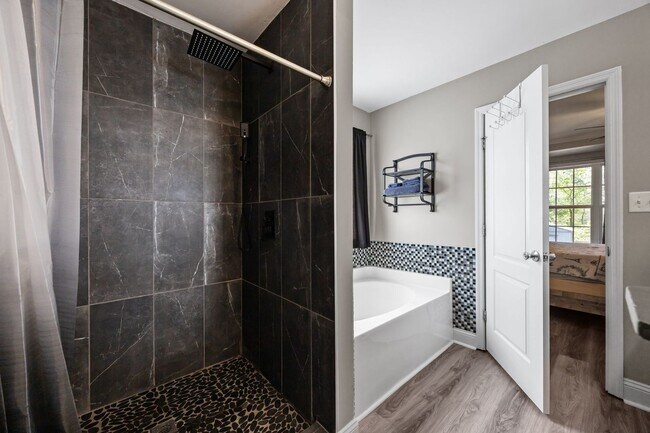 Building Photo - Fully Furnished Month to Month/Short Term Rental!