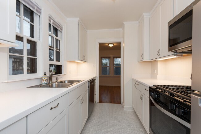 Building Photo - 618 1/2 Sheridan Rd