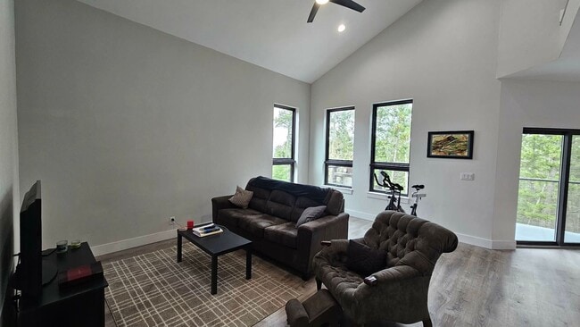 Building Photo - Fully furnished town home in Bigfork