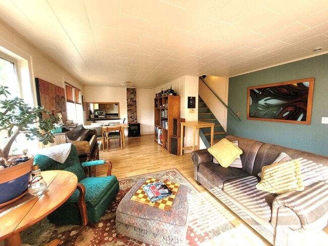 Building Photo - Charming Three Bedroom Home with Large Fen...