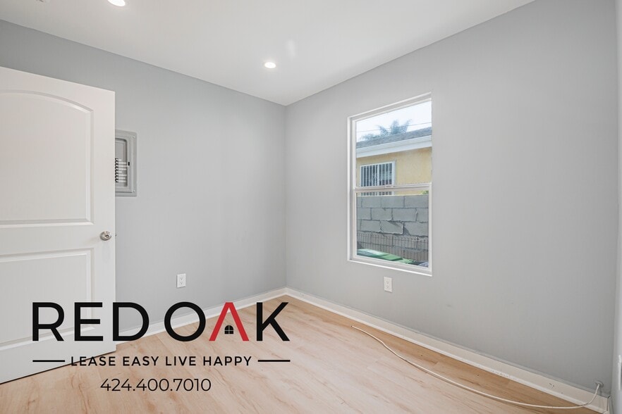 Building Photo - 923 W 75th St