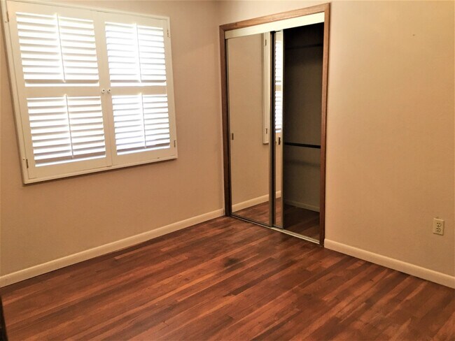 Building Photo - 2 Bed 1.5 Bath | Single Story | Nob Hill Location | Pet Allowed with Restrictions | Large Backyard