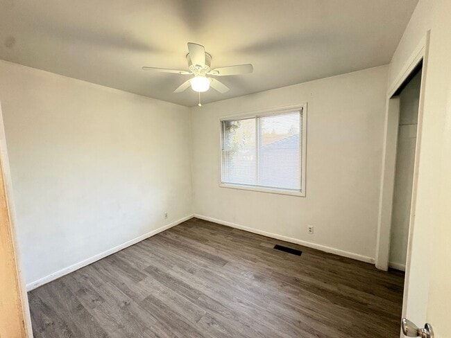 Building Photo - 437 Circleway Dr