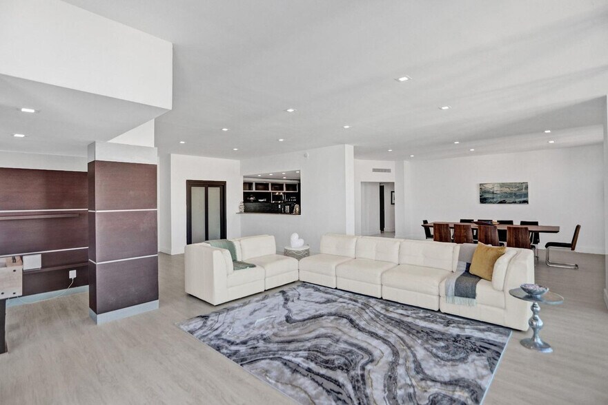 Building Photo - 4001 S Ocean Dr