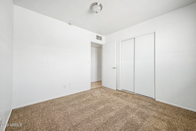 Building Photo - 1319 W Tulip Pl