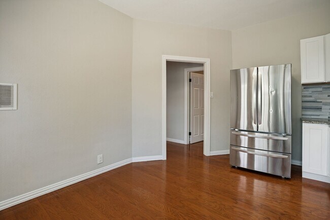 Building Photo - 2219 N Flores St
