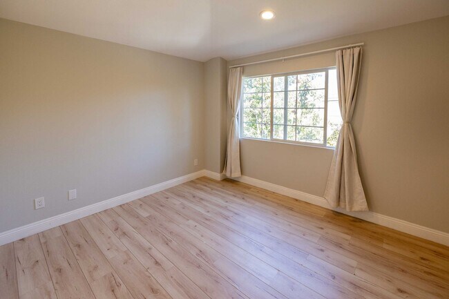 Building Photo - Spacious End-Unit Townhome in Gated Liberty Commons