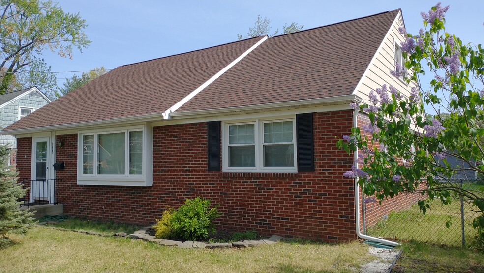 Primary Photo - 1025 Oakwood Rd