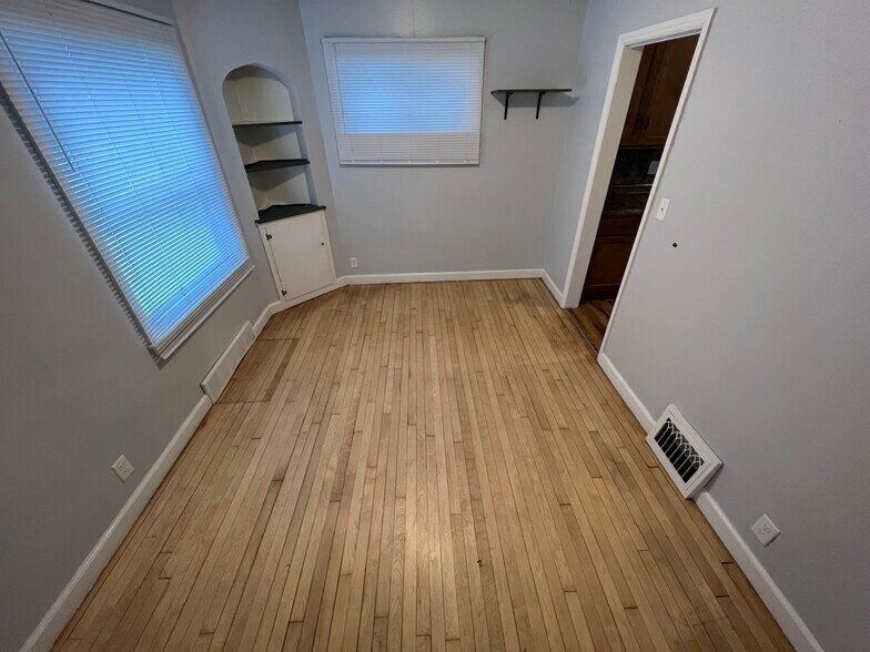 Building Photo - 828 S 9th Ave