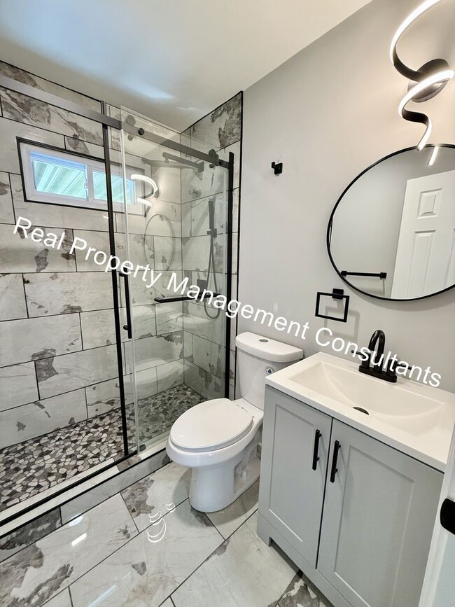 Building Photo - Beautifully Renovated 3-Bedroom, 2-Bath Ho...