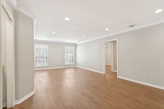 Building Photo - GROUND-FLOOR 2-BEDROOM ALAMO HEIGHTS CONDOMINIUM